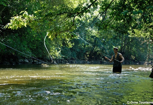 Pêche dans l'Orne à Saint Cèneri le Gérei